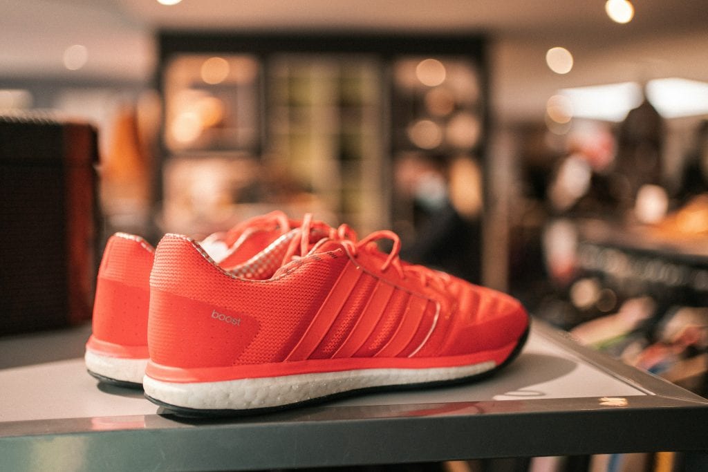 Punaiset urheilukengät kaupan hyllyllä