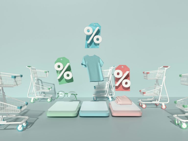 Tässä kuva, jossa tanko ja ostoskärryt, alennuslipukkeita ja turvavälineitä, korostaa verkkokaupan ja tietoturvan merkitystä.