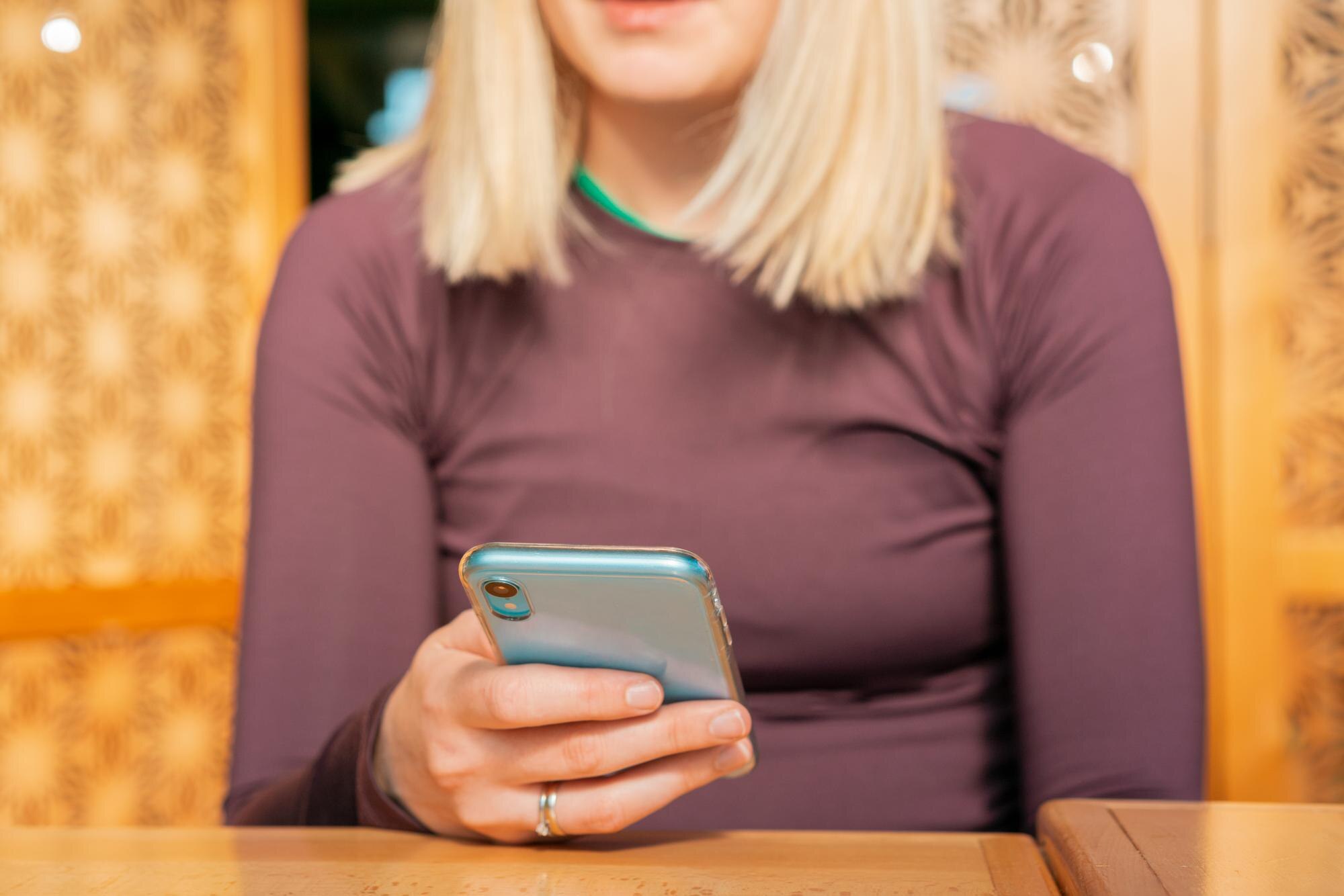 Puhelin näyttää saapuneen Suomi.fi-tekstiviestin, jossa kehotetaan lukemaan asiakirja