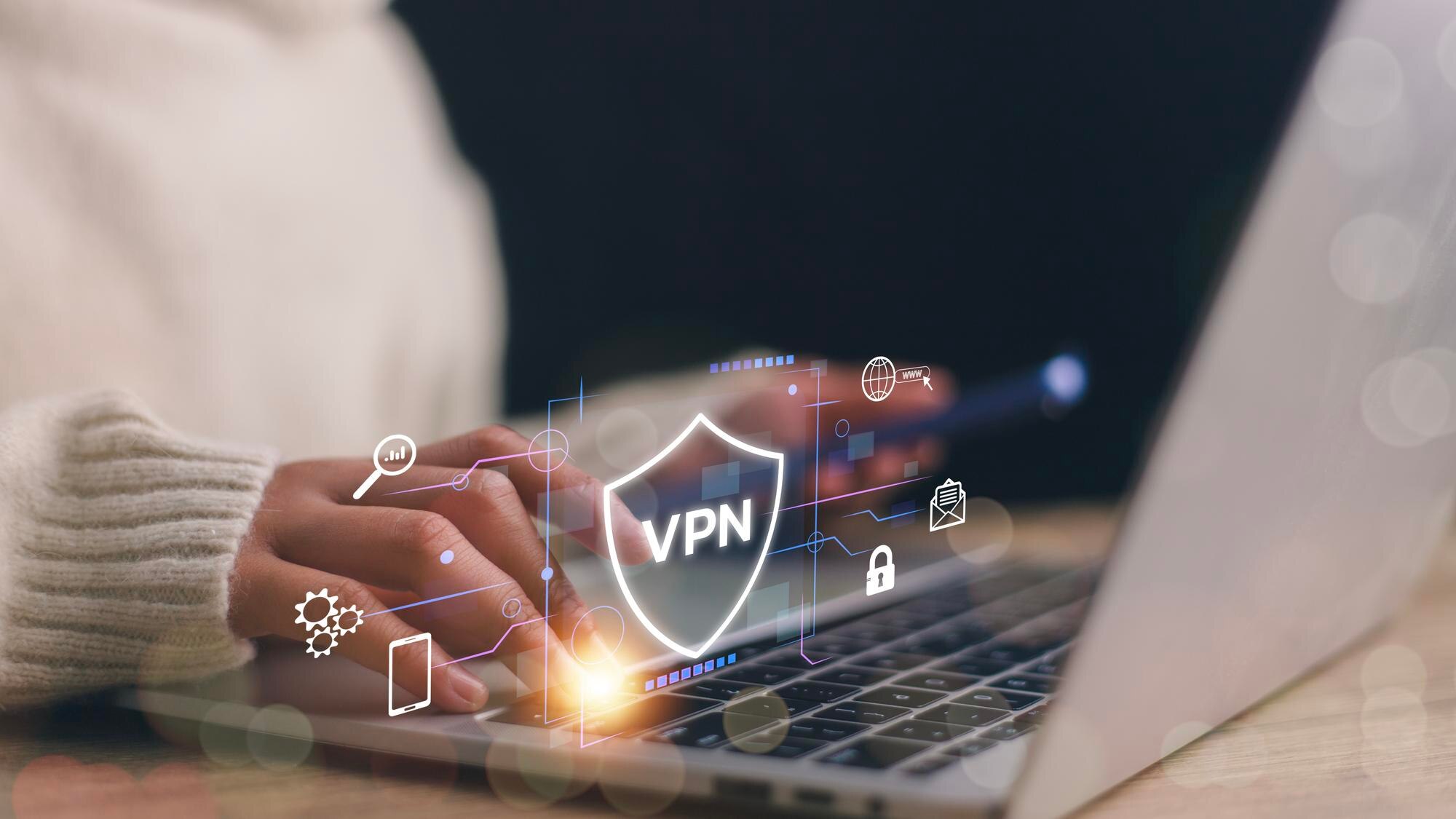 Ihminen käyttää VPN:ää kannettavalla tietokoneella kahvilassa