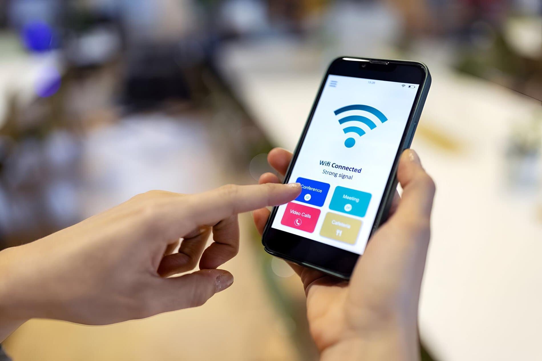 Käyttäjä yhdistää laitteensa langattomaan Wi-Fi-verkkoon.