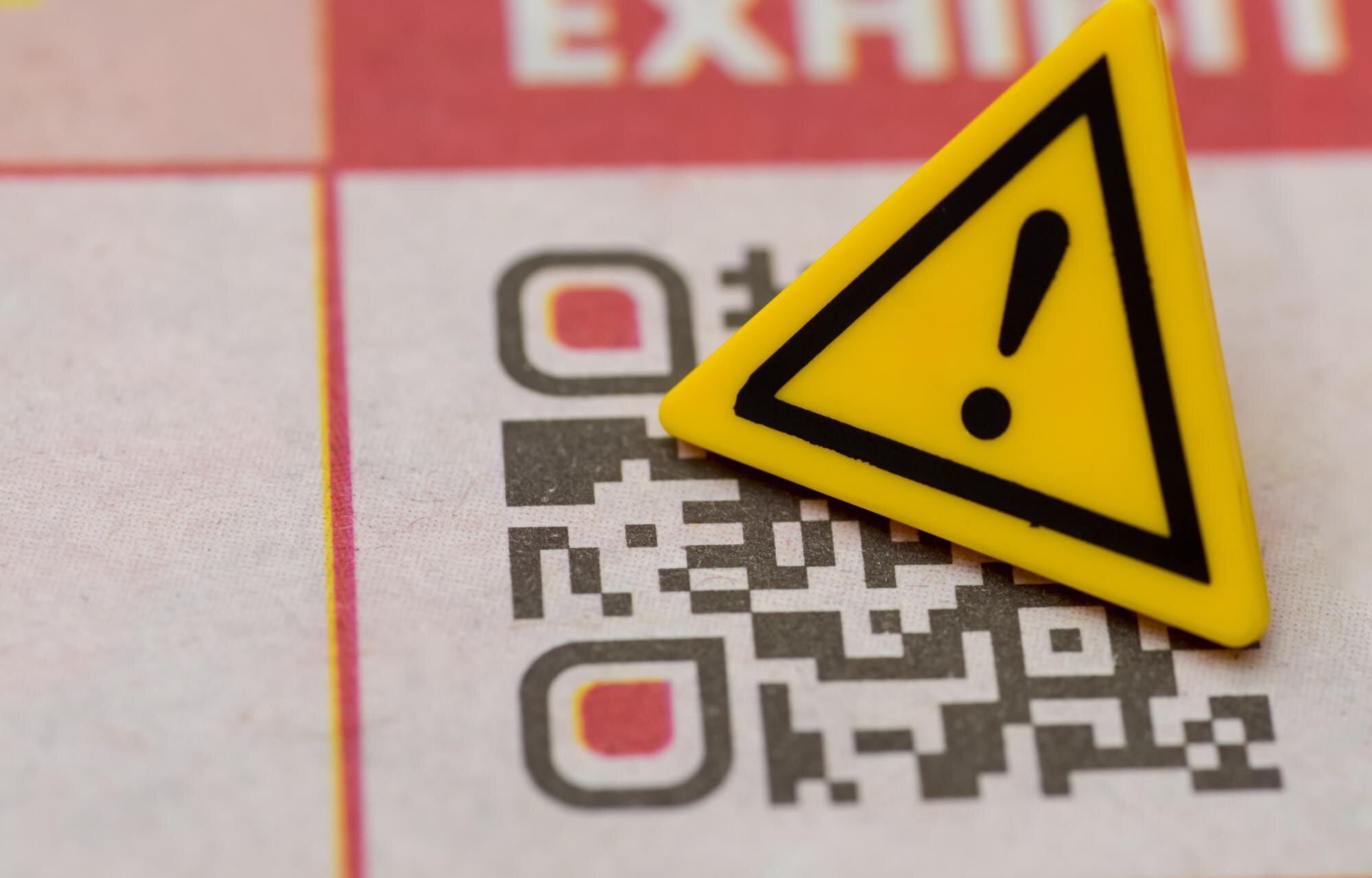 QR-tarra pysäköintikyltin päällä herättää epäilyn vaihdetusta maksulinkistä.